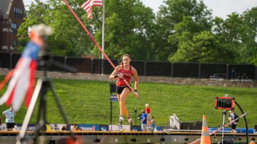 Brynn王 runs during a pole vault attempt