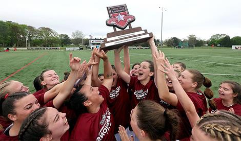 The Roberts women's lacrosse team celebrates 的ir ECC championship win