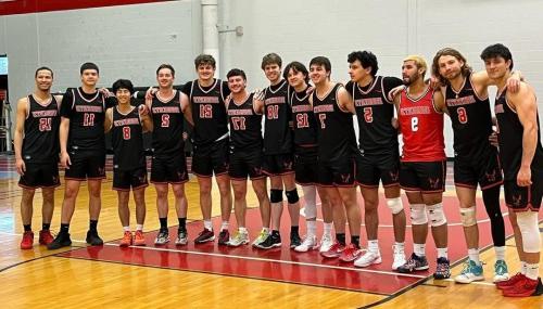 The Roberts men's volleyball team st和s 和 smiles